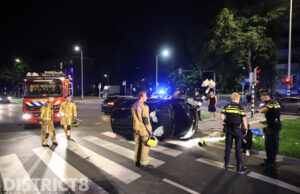 Alcomobilist ramt verkeerslicht en belandt op zijkant Loevesteinlaan Den Haag