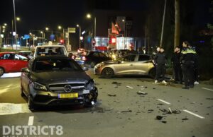 Twee autos botsen tegen elkaar: een gewonde en veel schade Brasserskade Delft