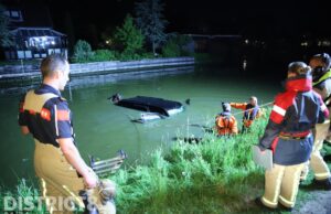 Auto met vier inzittenden raakt te water Zwetkade Noord Wateringen