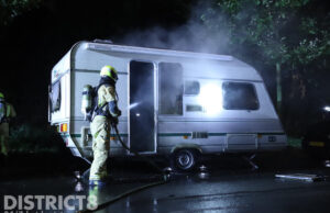 Caravan in brand gestoken Albardastraat Den Haag