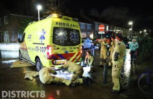 Ambulance muurvast na glijpartij Minstreelstraat Den Haag