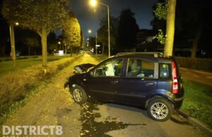 Auto knalt tegen boom, inzittende gewond Monseigneur van Steelaan Voorburg