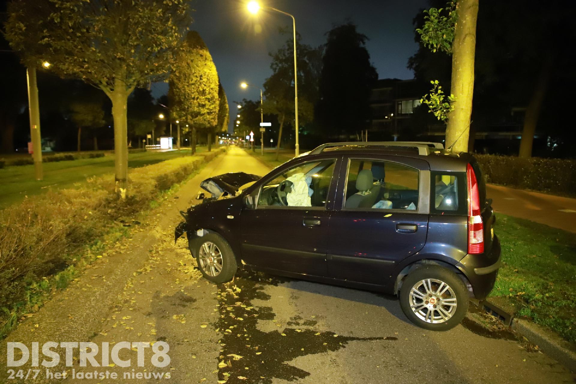 Auto Knalt Tegen Boom, Inzittende Gewond Monseigneur Van Steelaan ...