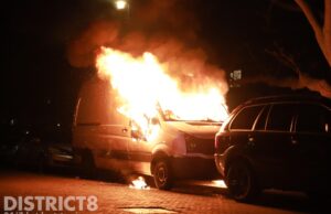 Bestelbus gaat in vlammen op Tesselschadelaan Den Haag