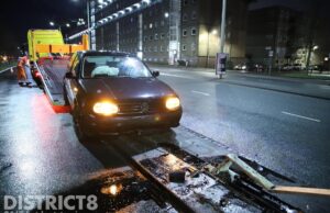 Bestuurder aangehouden nadat auto op reling klapt Neherkade Den Haag