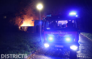 Schuur in achtertuin vliegt volledig in brand W.H. van Leeuwenlaan Delft