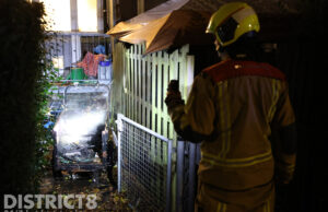 Bakfiets in brand gestoken in achtertuin van woning Van Assendelftstraat Delft