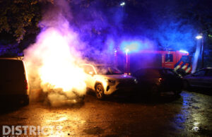 Opnieuw geparkeerde auto volledig uitgebrand op parkeerplaats Bieslandsepad Delft