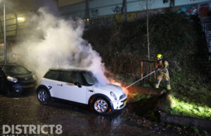 Opnieuw geparkeerde auto in brand gestoken in dezelfde omgeving Hoflaan Delft