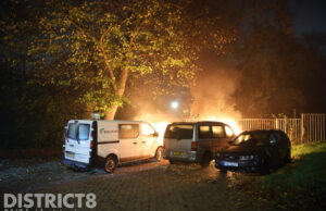 Twee busjes in brand, vermoedelijk sprake van brandstichting Aan ’t Verlaat Delft