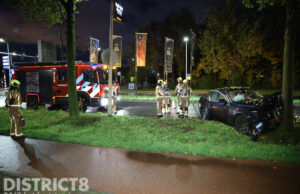 Automobilist knalt tegen boom; twee gewonden Lozerlaan Den Haag