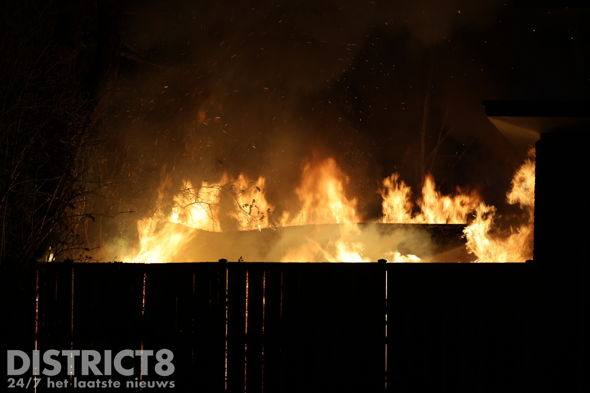 Schuur in achtertuin vliegt volledig in brand W.H. van Leeuwenlaan Delft