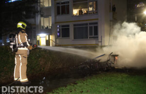 Overblijfselen van oud en nieuw brandje opnieuw aangestoken Steenwijklaan Den Haag