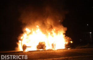 Twee auto’s gaan in vlammen op Schoolstraat Rijswijk