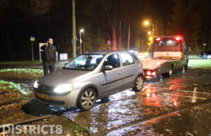 Bestuurder rijdt zichzelf vast op het spoor Jaap Edenweg Den Haag