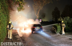 Auto vliegt tijdens het rijden in brand Korftlaan Delft