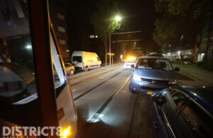 Tramverkeer gestremd door fout geparkeerd busje Dedemsvaartweg Den Haag