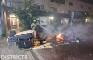 Omwonenden blussen flinke afvalbrand Suze Robertsonstraat Den Haag