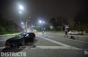 Kruispunt afgesloten en veel schade na aanrijding Afrikaweg Zoetermeer