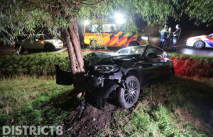 Auto raakt van de weg en knalt tegen boom Korstverlorenweg Leidschendam