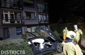 Auto komt in tuin van woning terecht bij ongeval Dorpskade Wateringen