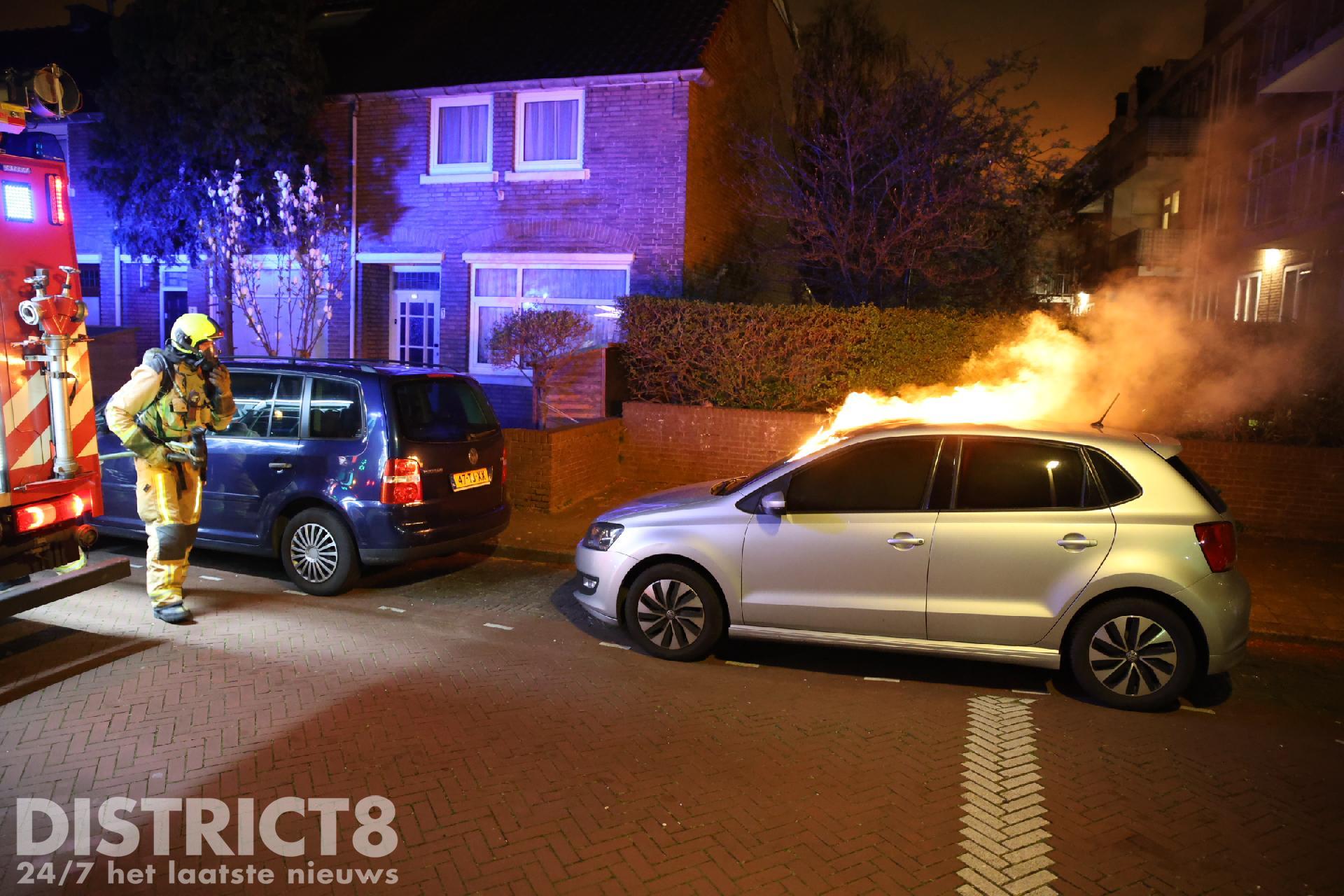 Een geparkeerde auto is het onderwerp van een brandstichting in de Starterstraat in Den Haag