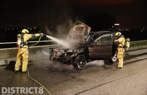 Auto vliegt spontaan in brand tijdens het rijden Wippolderlaan / N211 Den Hoorn