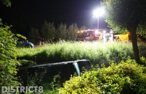 Automobilist komt op z’n kant in een sloot terecht Coldenhovelaan De Lier