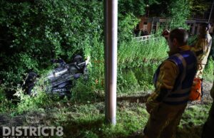 Bestuurder op de vlucht nadat auto in water belandt Oostpoortweg Delft