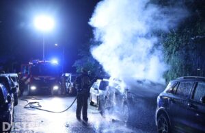 Brandweer blust brand in geparkeerde auto Gramsbergenlaan Den Haag