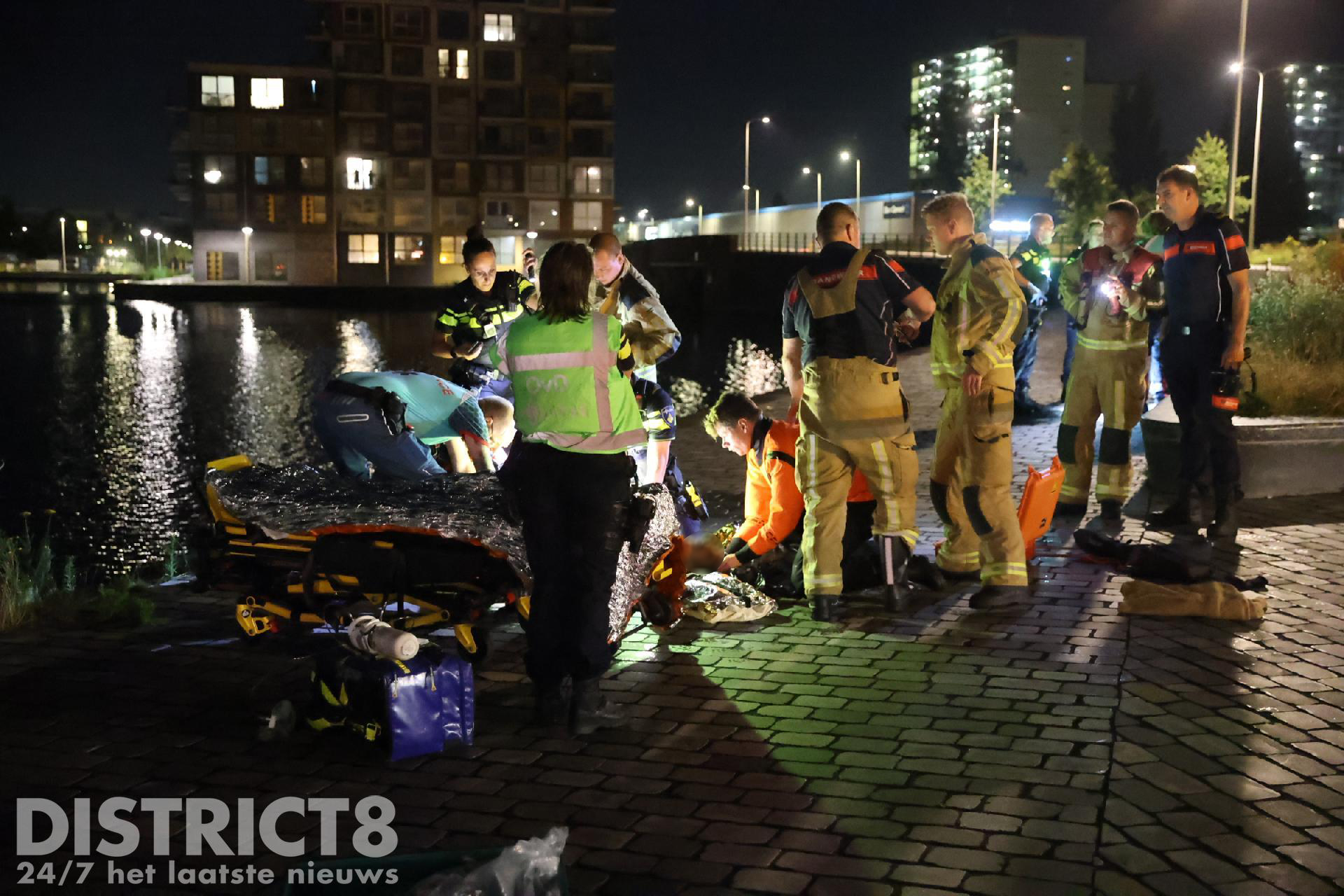 Politie haalt verwarde man uit water aan Calandkade Den Haag