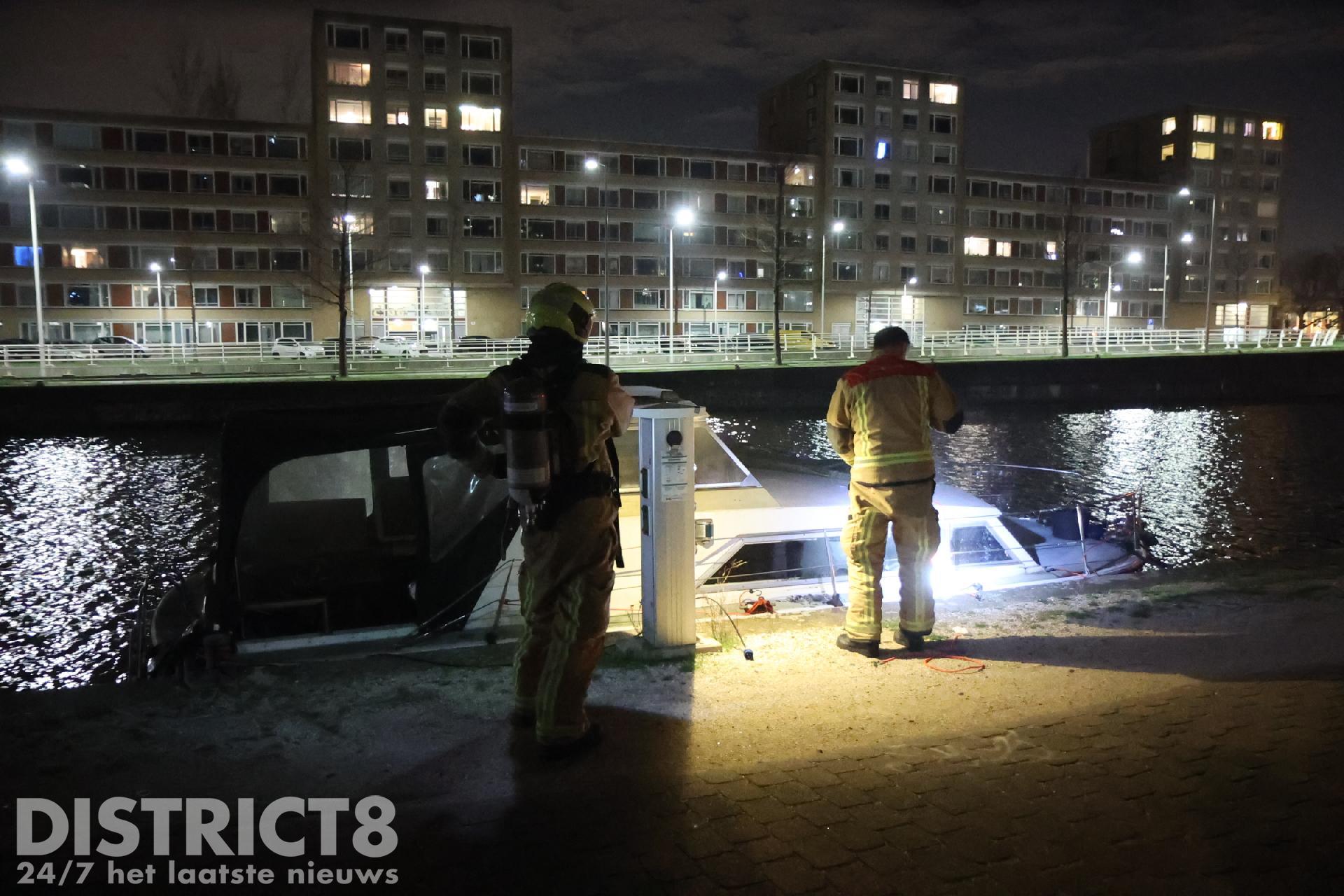 Veel schade na brand op boot Stamkartplein Den Haag