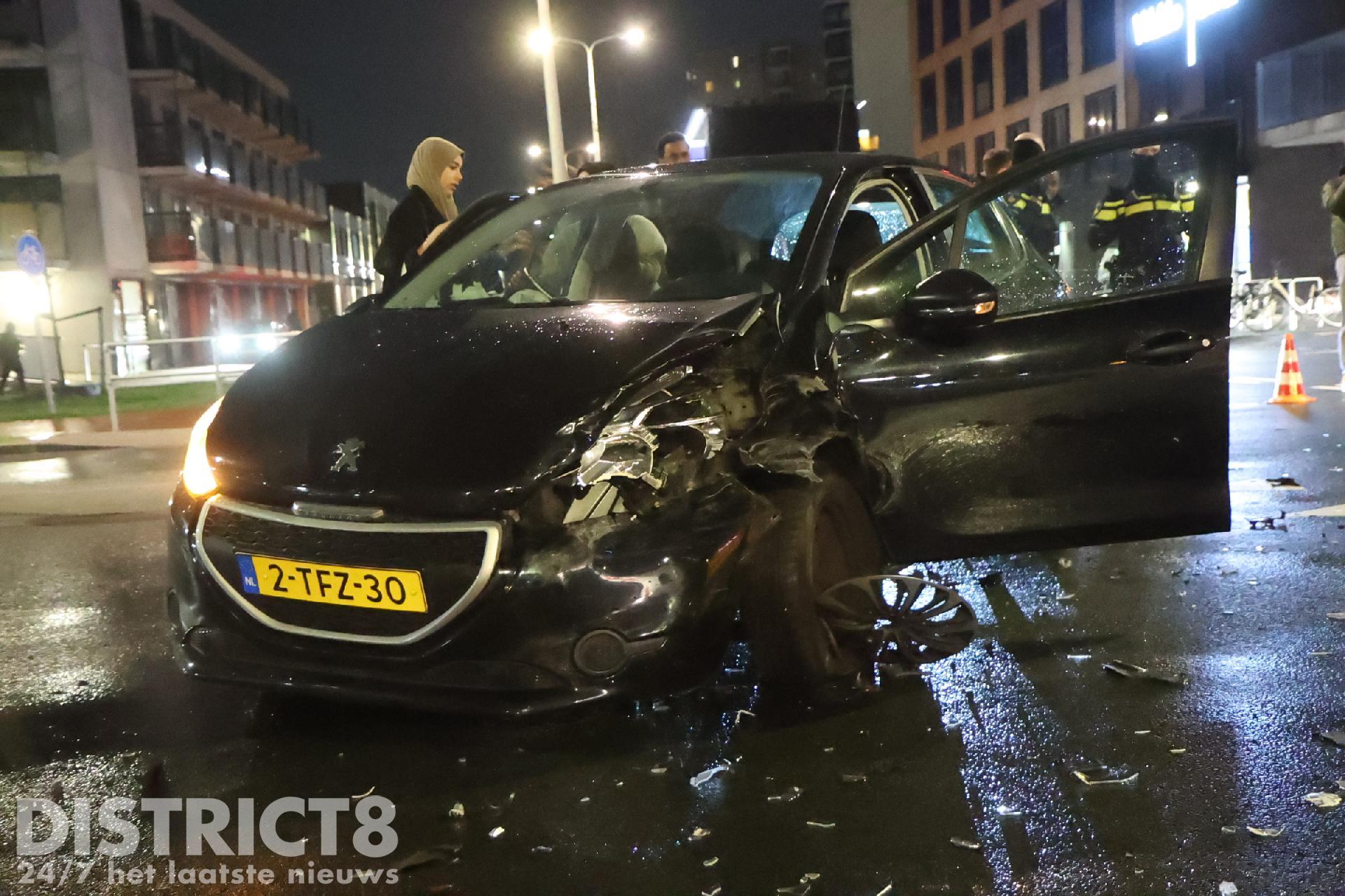 Veel schade na een frontale botsing op de Waldorpstraat Den Haag