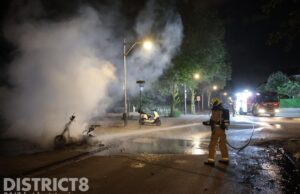 Brandweer heeft moeite met blussen van elektrische scooter Laan van Poot Den Haag