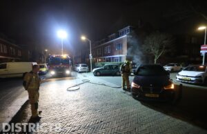 Brandweer blust autobrand; vermoedelijk brandstichting Ellekomstraat Den Haag
