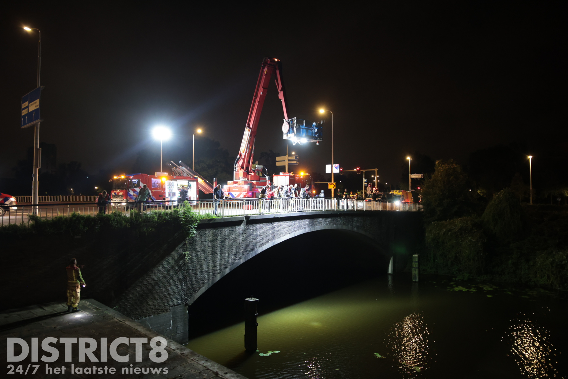 Scootmobiel aan het water;  Brandweerlieden beginnen een grote zoekactie op de Houtrustbrug in Den Haag.