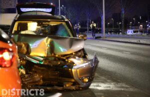 Vier inzittenden te vlucht en flinke ravage na éénzijdig ongeval Neherkade Den Haag