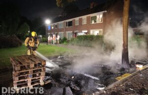 Brandweer heeft handen vol met blussen van flinke afvalbrand Suze Groenewegstraat Rijswijk