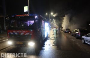 Brandweer blust autobrand Maanweg Den Haag