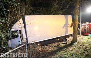 Bestuurster zonder geldig rijbewijs raakt met vrachtwagen van de weg N44 Wassenaar