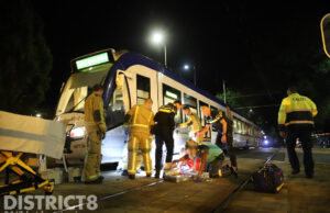 Jongeman op bezorgscooter bekneld onder tram bij aanrijding Loosduinsekade Den Haag