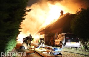 Grote brand verwoest woning met rietendak Rokkeveenseweg Zoetermeer