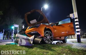 Automobilist wordt van de weg gedrukt en ramt verkeerslicht Erasmusweg Den Haag