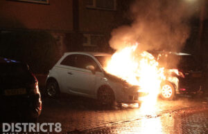 Geparkeerde auto in brand, andere auto ook beschadigd Reykjavikweg Den Haag