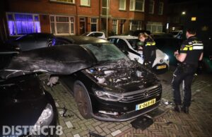 Geparkeerde auto zwaar beschadigd door vuurwerk Nunspeetlaan Den Haag