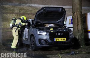 Geparkeerde auto brand uit na explosie door vuurwerk Joubertplantsoen Den Haag