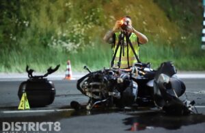 Motorrijder zwaargewond na aanrijding met auto Laan van Delfvliet Den Haag