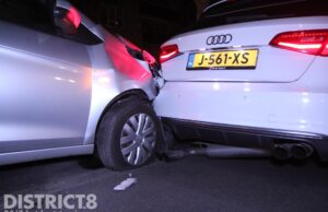 Forse schade na aanrijding tussen twee voertuigen Duitslandlaan Zoetermeer