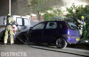 Auto vernield en in brand gestoken Assumburgweg Den Haag