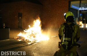 Rolcontainer gevuld met papier in brand gestoken Roland Holstlaan Delft